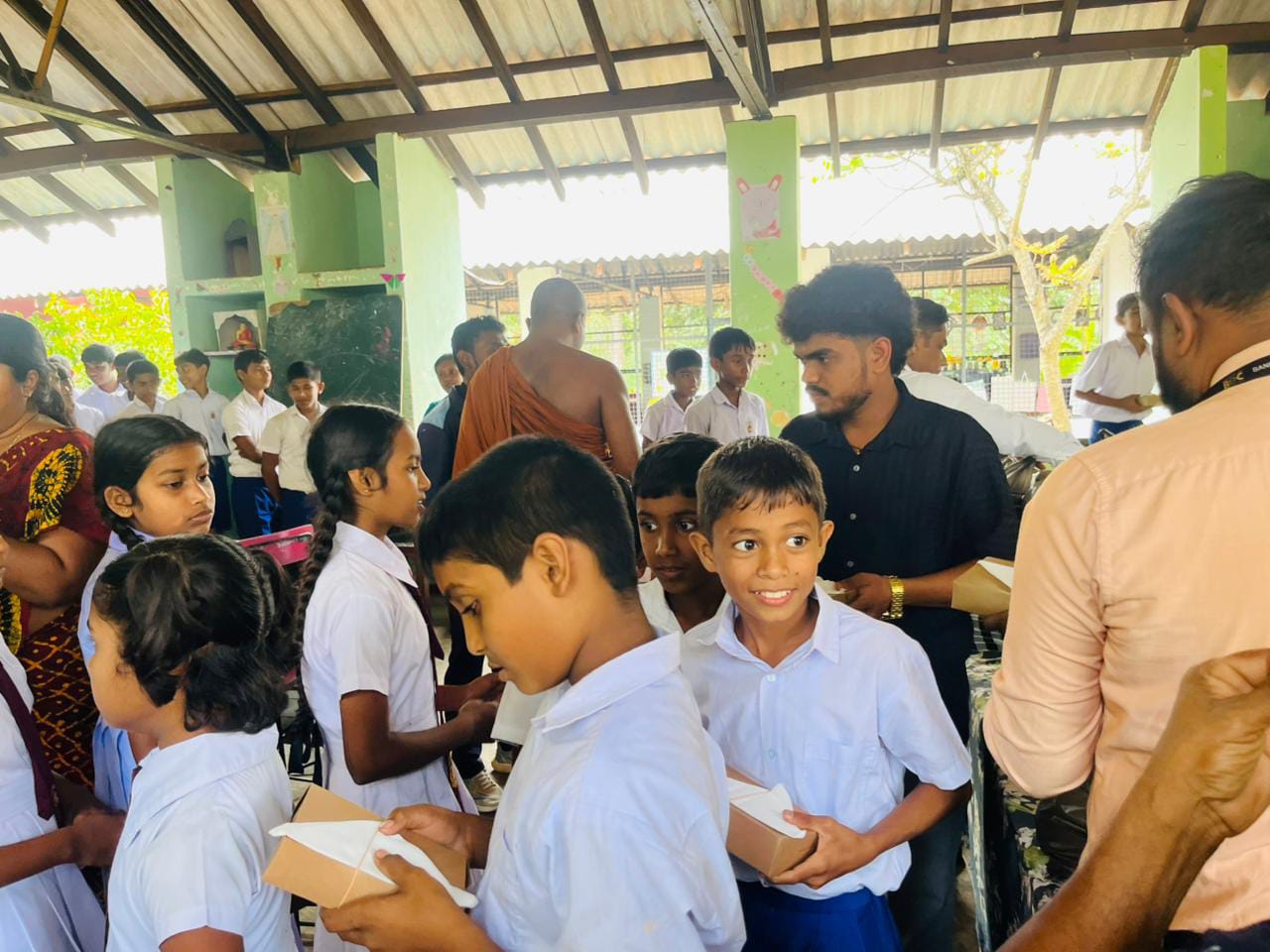 Uduwela Ceylon team distributing support packages